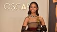 La actriz estadounidense Zoe Saldana posa en la sala de prensa con el Oscar a Mejor Actriz de Reparto por Emilia Pérez durante la 97a edición anual de los Premios Oscar en el Dolby Theatre en Hollywood, California, el 2 de marzo de 2025.