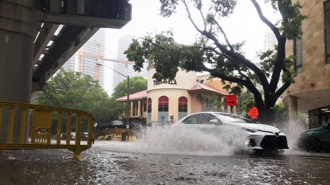 Áreas como Brickell, el sector financiero de Miami, ssufre serias inundaciones por causa de intensa lluvia.