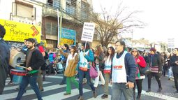 Los docentes&nbsp;piden que se celebre una paritaria (negociación salarial) a nivel nacional para garantizar salarios dignos en todo el país.