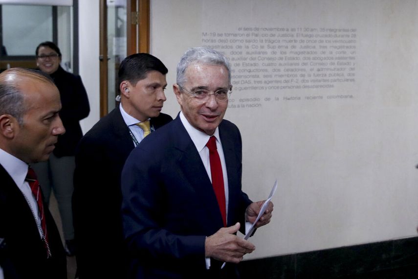 Álvaro Uribe llega a la Corte Suprema de Colombia para ser interrogado en una investigación por manipulación de testigos en Bogotá.