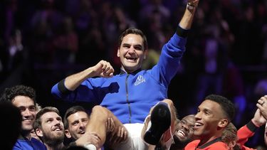 Roger Federer es alzado por sus compañeros del Equipo Europa, tras disputar el último partido de su carrera en la Copa Laver, el viernes 23 de septiembre de 2022, en Londres.