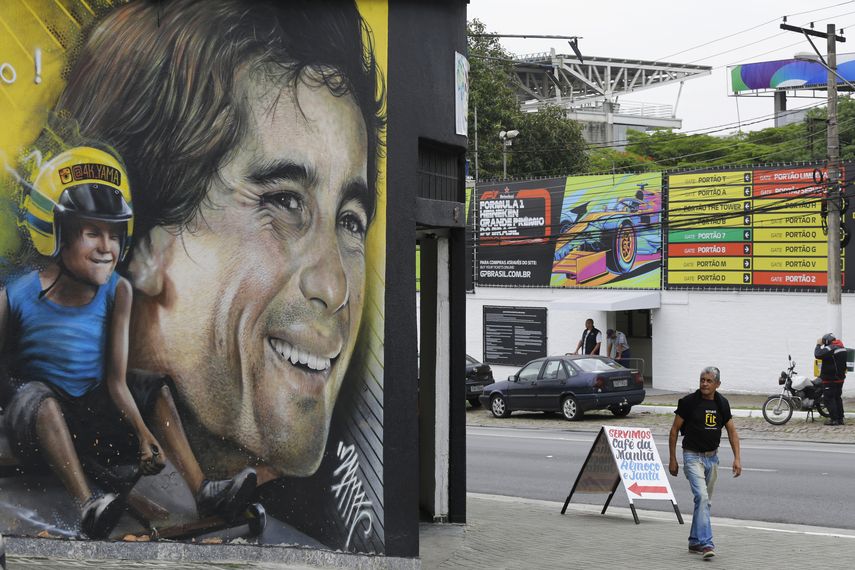 En esta foto del 7 de noviembre del 2019, se ve un mural del legendario astro brasileño de Fórmula 1 Ayrton Senna cerca de la pista Interlagos en Sao Paulo. 