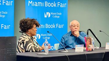 Momento de diálogo entre Rosa Marquetti y César Miguel Rondón sobre la vida de Celia Cruz.