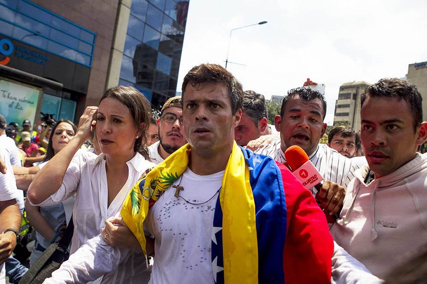 El dirigente opositor venezolano Leopoldo López se entrega a miembros de la Guardia Nacional (GNB, policía militarizada) el 18 de febrero de 2014, en una plaza en Caracas. (EFE).