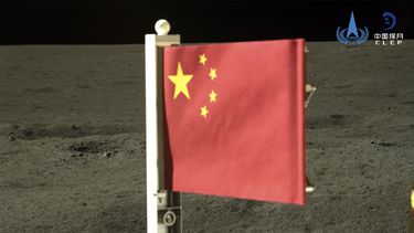 En esta imagen proporcionada por la Administración Espacial Nacional China (CNSA), publicada por la agencia de noticias Xinhua, una bandera nacional china transportada por el módulo de aterrizaje de la Change-6 se despliega en la cara oculta de la Luna, el martes 4 de junio de 2024.