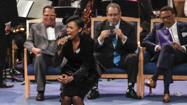 Jennifer Hudson canta Amazing Grace en el funeral de Aretha Franklin, en Detroit.