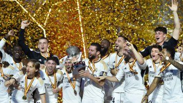 Los jugadores del Real Madrid celebran con el trofeo tras vencer 4-1 al Barcelona en la final de la Supercopa de España, el domingo 14 de enero de 2023, en Riad, Arabia Saudí.