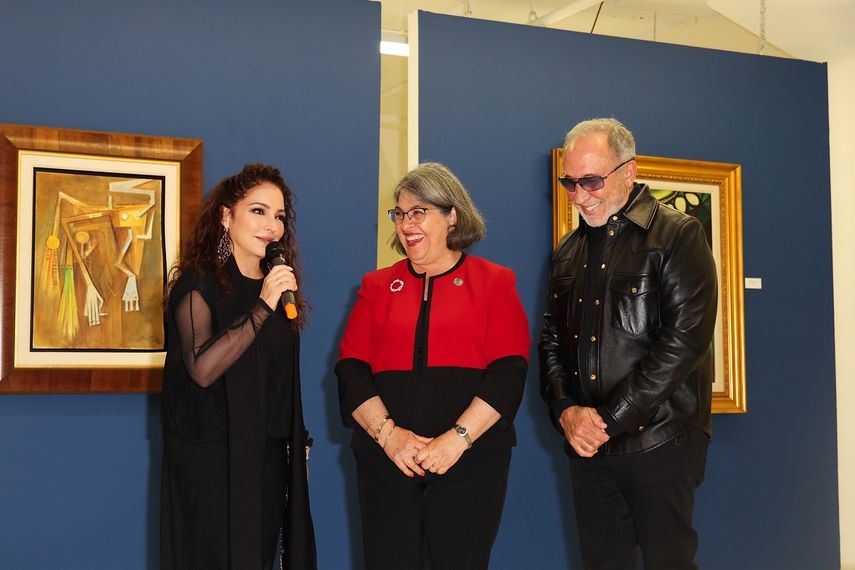 Gloria Estefan se dirige a los presentes, acompañada de la alcaldesa del Condado Miami-Dade, Daniella Levine Cavañ y su esposo Emilio Estefan.&nbsp;