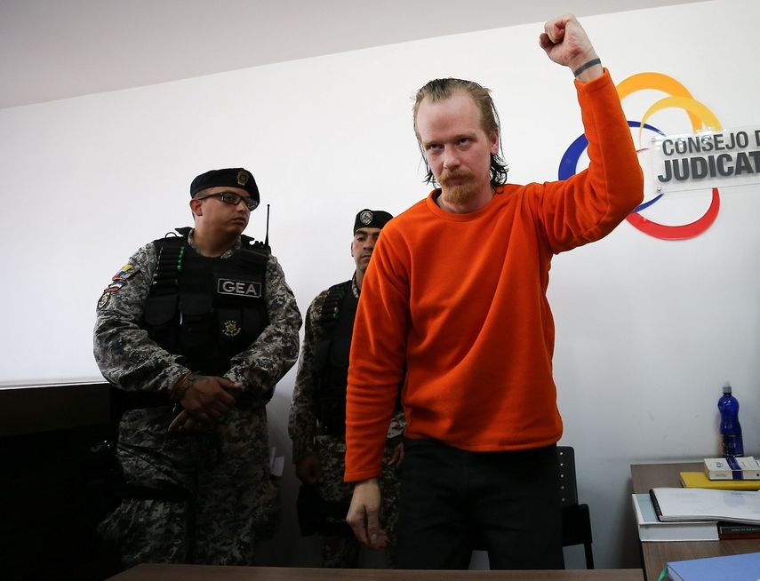 El informático sueco Ola Bini (der.), amigo de Julian Assange y acusado de espionaje informático en Ecuador, asiste este jueves a la Corte Provincial de Pichincha, en Quito.