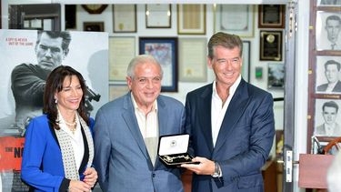 Pierce Brosnan (d), posa junto a la procuradora del Estado por el condado de Miami-Dade, Katherine Fernandez Rundle (i), y el alcalde de la ciudad de Miami, Thomas Regalado (c), tras recibir las llaves de la ciudad de Miami. Brosnan llegó para promocio