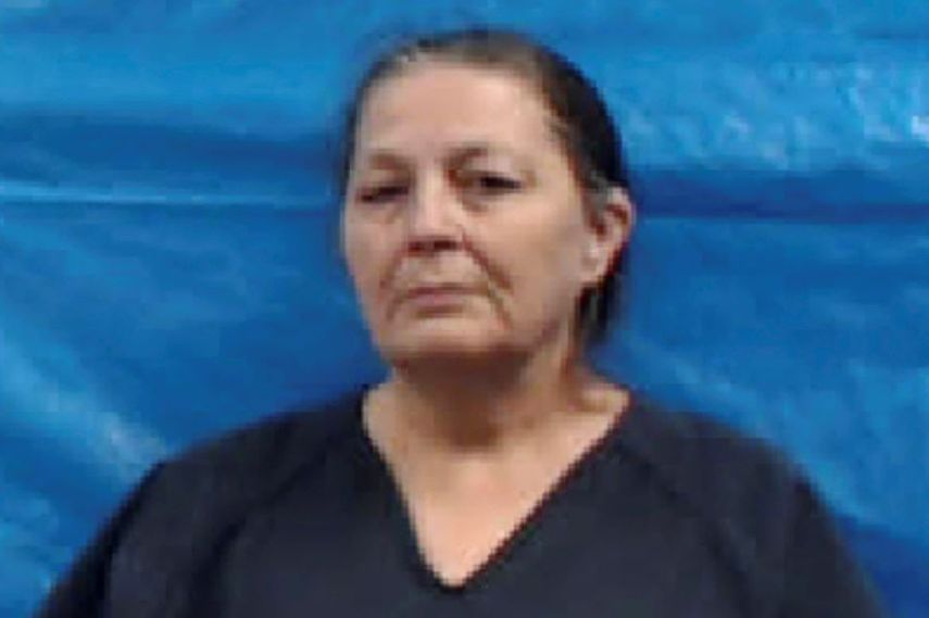 En la fotografía proporcionada por la cárcel del condado Roane se muestra a Shirley Ann Gray, quien al igual que su esposo Michael Anthony Gray Sr. se declaró no culpable el lunes 26 de octubre de 2020 de decenas de cargos que incluyen el asesinato de una niña y el abuso a niños que la pareja había adoptado.&nbsp;