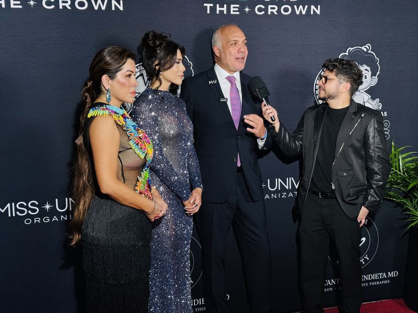 En la alfombra roja Ronald Day CEO de Miss Universe, reafirma su compromiso con la causa.