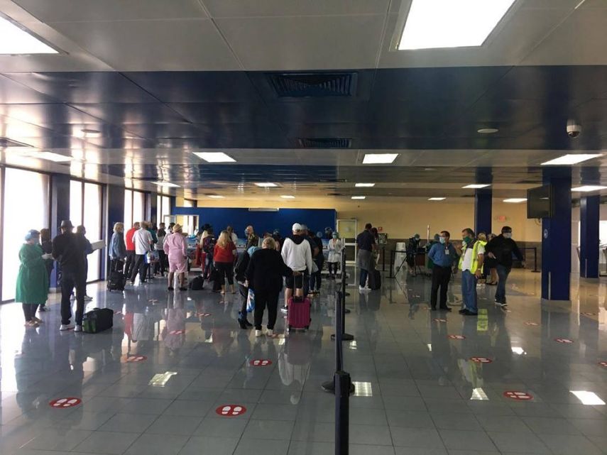 Pasajeros que viajaron en el primer vuelo que arribó el domingo a La Habana tras la apertura del aeropuerto José Martí.&nbsp;