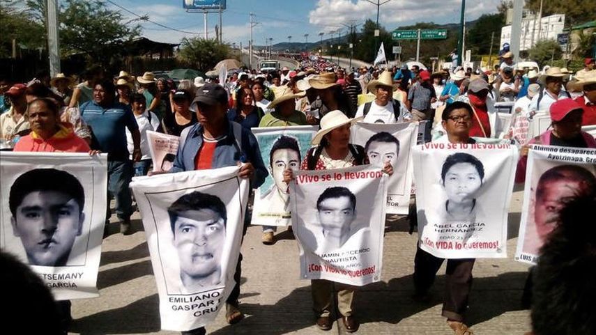 Familiares y compañeros de los estudiantes desaparecidos siguen activos en la lucha por justicia a través de la llamada “Caravana 43”. (Cortesía) 