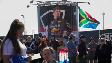 Los fanáticos esperan a que lleguen los pilotos de Fórmula 1 mientras se ve una valla publicitaria del piloto de Red Bull Max Verstappen de los Países Bajos en el hipódromo de Zandvoort, Países Bajos