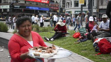 El reparto de platos elaborados sin coste también se produjo en el extrarradio de la capital, en zonas como el Puente de Avellaneda, La Noria y el Puente de Saavedra