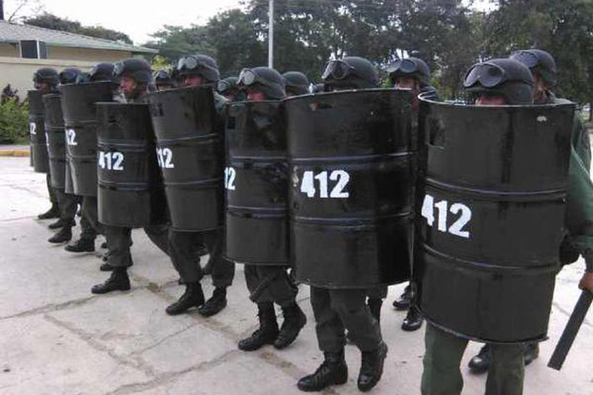 Tropas del Ejército reciben entrenamiento de “control de disturbios” el 26ENE15 en la 41 Brigada Blindada en Valencia, Venezuela. (FOTO: @EjercitoFanb)