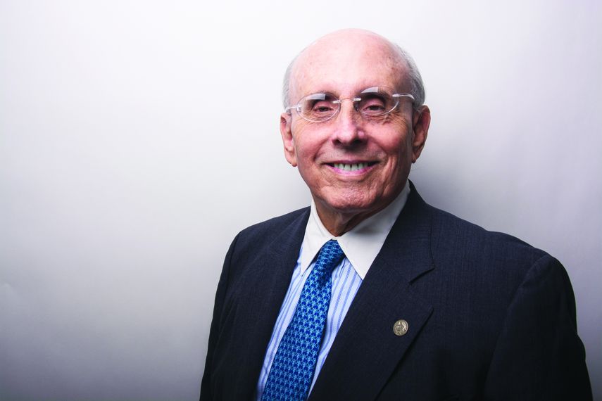 Valdés Fauli opina que elegir un alcalde o comisionado es incluso más importante que votar un presidente en Washington porque el Gobierno local provee servicios comunitarios a diario.&nbsp;