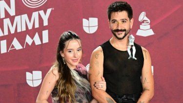 La actriz y cantante venezolana Evaluna Montaner y el cantante colombiano Camilo asisten a la 25.ª Entrega Anual de los Premios Grammy Latinos en el Kaseya Center de Miami, Florida, el 14 de noviembre de 2024.