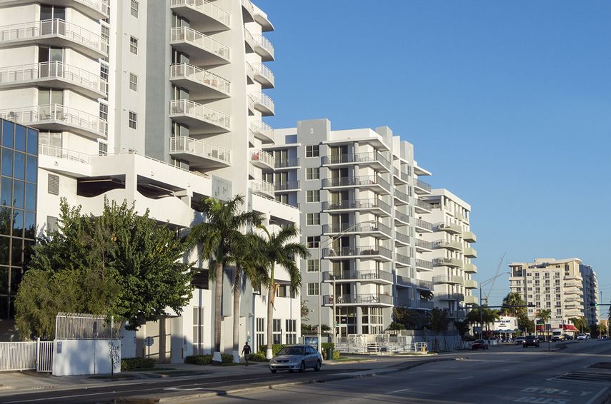 Vista parcial de una calle en Miami, donde se aprecian edificios de viviendas.