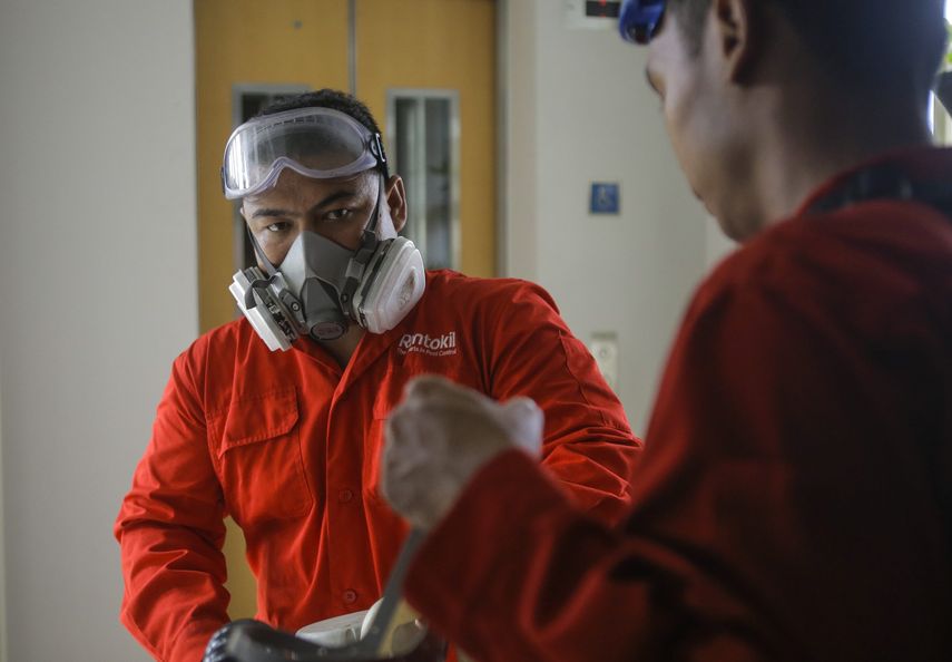 Trabajadores se preparan para fumigar con pesticida en una zona residencial para prevenir la propagación del virus&nbsp;Zika&nbsp;