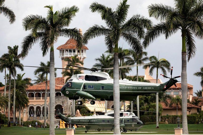 El expresidente Donald J. Trump a bordo del Marine One aterriza de nuevo en Mar-a-Lago mientras un helicóptero de escolta sobrevuela el viernes 29 de marzo de 2019.