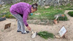 Carmen Navas coloca flores en la tumba de su hijo, el preso político Víctor Quero Navas, en un cementerio de Caracas el 7 de mayo de 2026. Carmen Navas coloca flores en la tumba de su hijo, el preso político Víctor Quero Navas, en un cementerio de Caracas el 7 de mayo de 2026.