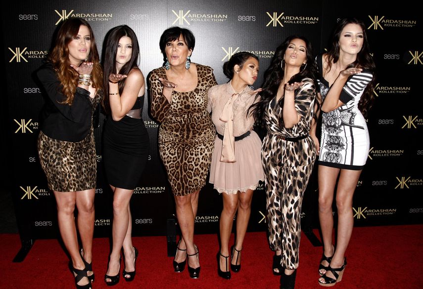 De izquierda a derecha, Khloe Kardashian, Kylie Jenner, Kris Jenner, Kourtney Kardashian, Kim Kardashian y Kendall Jenner en la fiesta de lanzamiento de Kardashian Kollection en Los Ángeles, realizada el 17 de agosto de 2011.