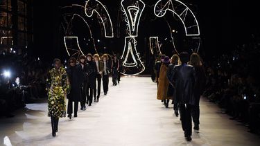 Las modelos presentan creaciones para Celine al final del desfile de moda de la colecci&oacute;n Oto&ntilde;o-Invierno 2020-2021 para mujeres, listo para usar en Par&iacute;s, el 28 de febrero de 2020.
