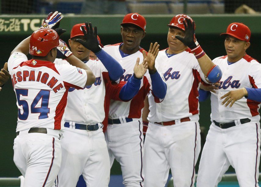 Alfredo&nbsp;Despaigne (izquierda) encabezará el poder ofensivo de los cubanos en el Clásico Mundial.