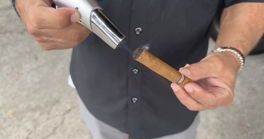 Elegancia en cada gesto: prendiendo un tabaco.