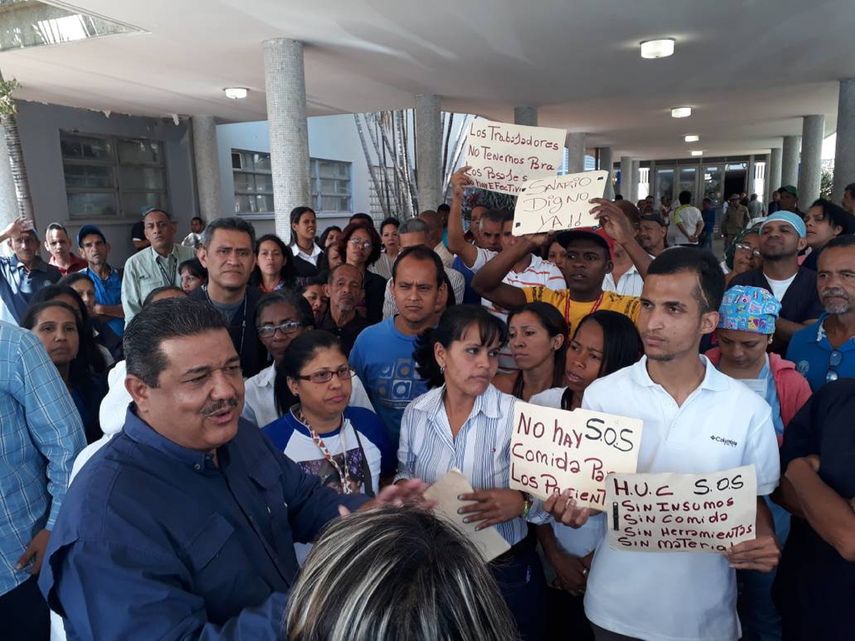 Este lunes un grupo de trabajadores y pacientes del Hospital Clínico Universitario (HCU) de Caracas protestó por los bajos ingresos de los empleados del sector salud&nbsp;