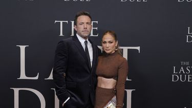 Ben Affleck y Jennifer López posan en el estreno en Nueva York de la nueva película de Ridley Scott, The Last Duel.