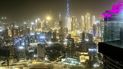 Vista nocturna de Dubai desde el piso 60 del hotel SLS, en el distrito financiero. 