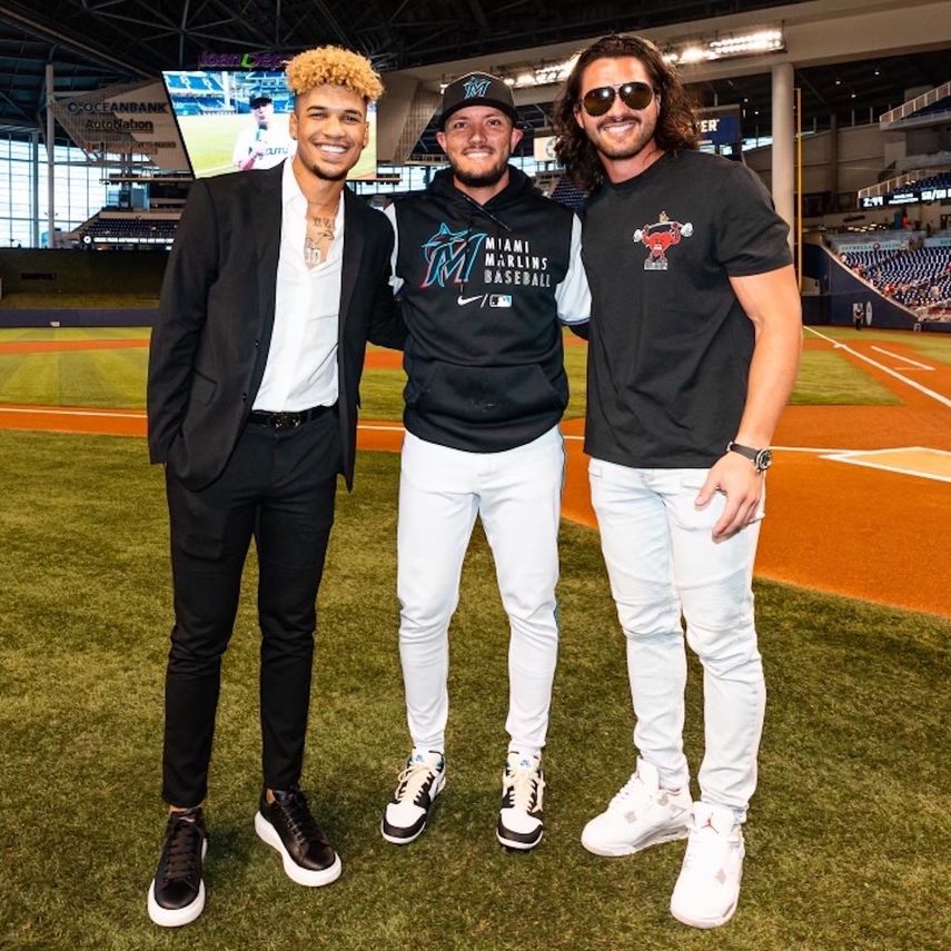 Los peloteros Víctor Mesa Jr. (Cuba) y Miguel Rojas (Venezuela), junto a Jorge Rivera.