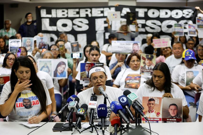 Diego Casanova (C), familiar de un preso político, interviene durante una rueda de prensa en Caracas el 23 de febrero de 2026. Más de 200 presos políticos venezolanos se encontraban en huelga de hambre el 22 de febrero de 2026 para exigir su liberación en el marco de una nueva ley de amnistía que excluye a muchos de ellos.