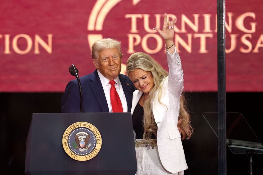 El presidente Donald J. Trump junto a la viuda de Charlie Kirk en la ceremonia de homenaje al líder conservador asesinado.&nbsp;