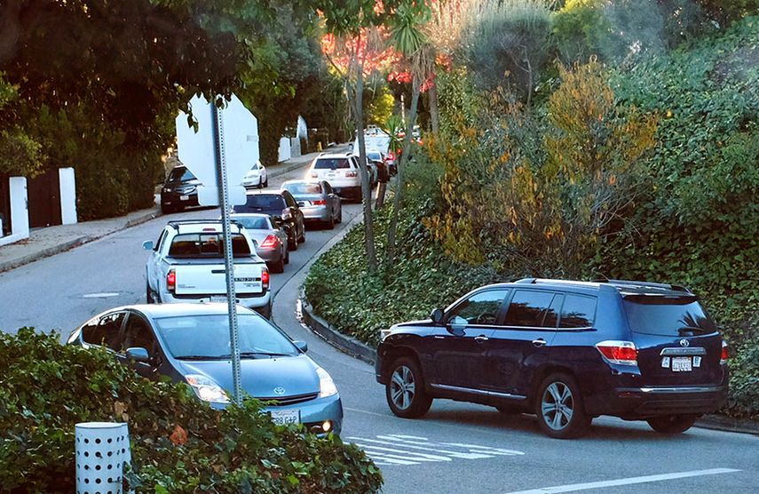Hora pico en una calle de la secci&oacute;n Sherman Oaks de Los Angeles, el 9 de diciembre de 2014. Los automovilistas utilizan algunas aplicaciones, como Waze, que les permite evadir el tr&aacute;fico por calles secretas de su cuidad.