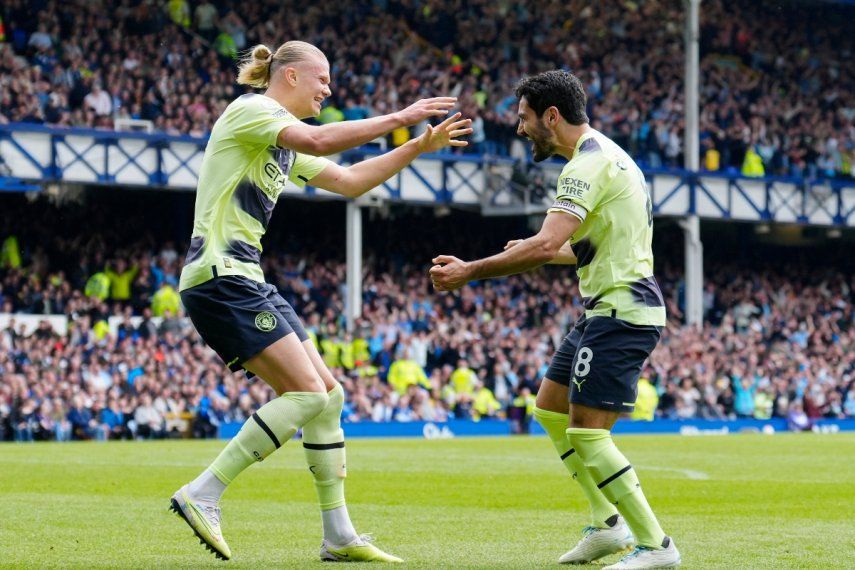 Erling Haaland del Manchester City celebra con lkay Gundogan tras marcar el segundo gol en la victoria 3-0 ante Everton en la Liga Premier, el domingo 14 de mayo de 2023.
