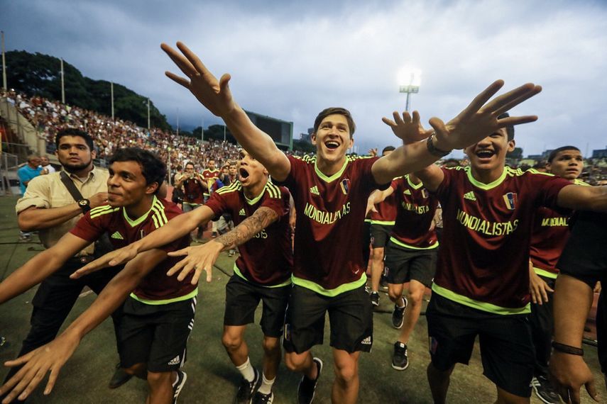 Jugadores de la Vinotinto celebran junto la fanaticada el homenaje que recibieron a su llegada del Mundial.