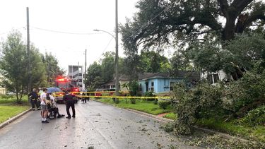 Bomberos de Orlando, Florida, asisten a una&nbsp;anciana que estaba en una habitaci&oacute;n trasera de su casa cuando&nbsp;un &aacute;rbol gigante cay&oacute; sobre el inmueble.&nbsp;