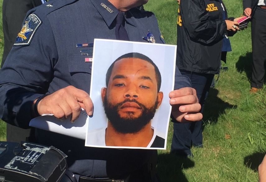 Un oficial de la policía sostiene la foto de Radee Prince, presunto autor del tiroteo que dejó tres personas muertas en la localidad de&nbsp;Edgewood, a las afueras de Baltimore, estado de Maryland.