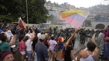 Los residentes se enfrentan a la Guardia Nacional mientras bloquean una calle para protestar por los resultados oficiales el día después de las elecciones presidenciales en Caracas, Venezuela, el lunes 29 de julio de 2024.&nbsp;
