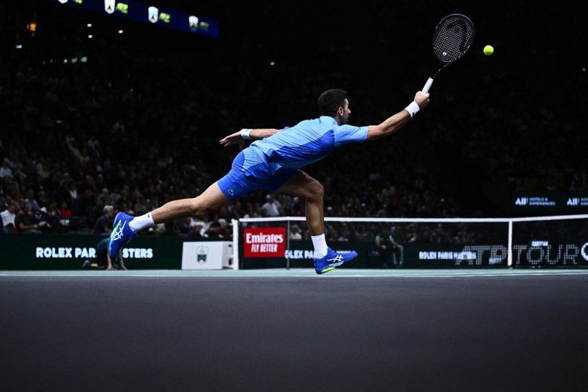 El serbio Novak Djokovic juega un regreso de derecha al búlgaro Grigor Dimitrov durante el partido final masculino individual del torneo de tenis ATP Masters 1000 de París en el Accor Arena - Palais Omnisports de Paris-Bercy - en París el 5 de noviembre de 2023. &nbsp;