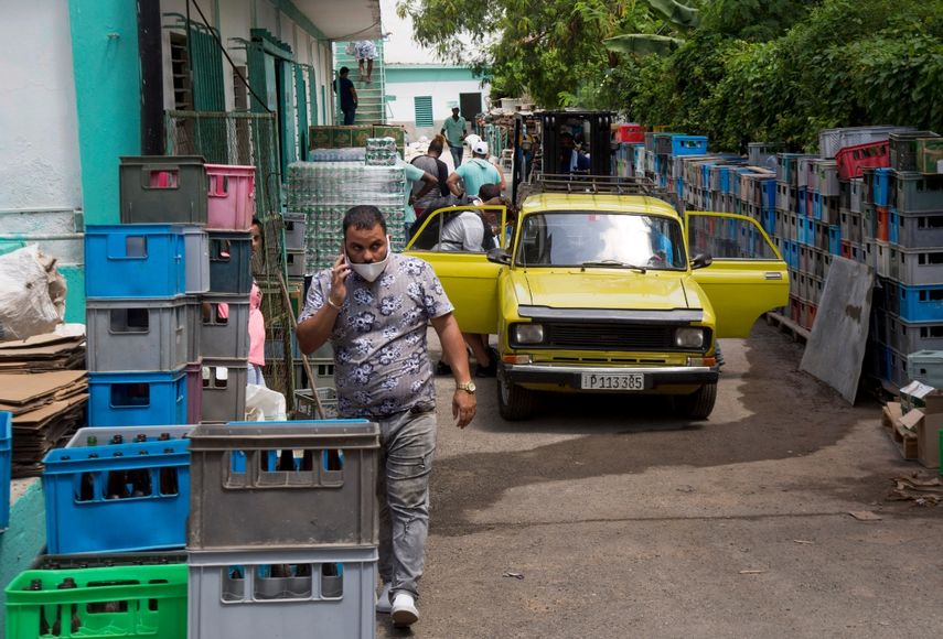 Los clientes ingresan a trav&eacute;s de la parte posterior del mercado mayorista Mercabal para cargar su mercanc&iacute;a en La Habana, Cuba, el jueves 30 de julio de 2020. El gobierno est&aacute; permitiendo que las empresas privadas compren al por mayor por primera vez.