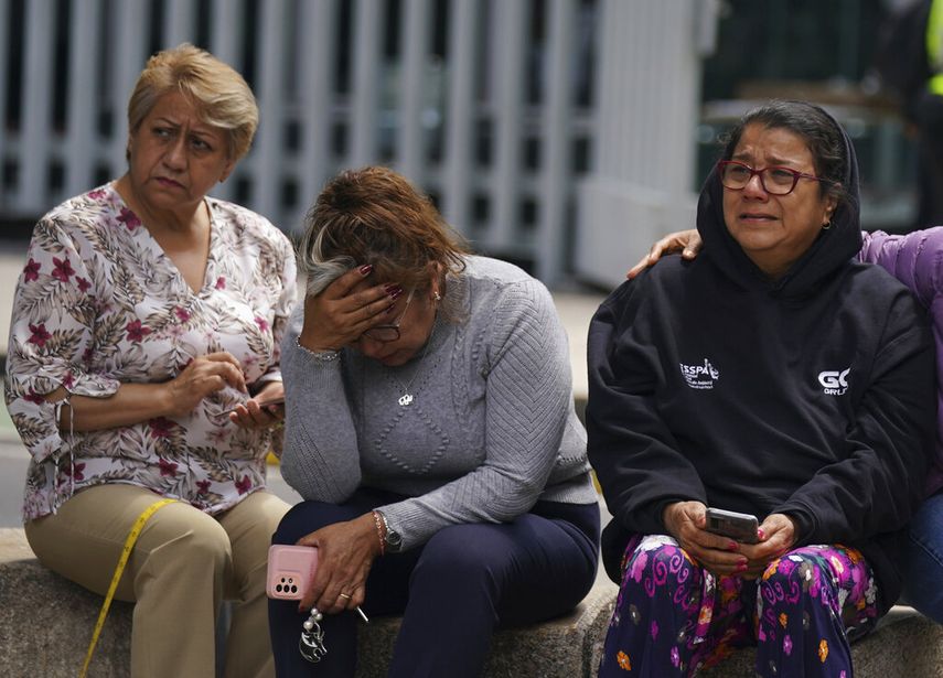 La gente se reúne en la calle luego de un terremoto de magnitud 7,6 en la Ciudad de México, el lunes 19 de septiembre de 2022.