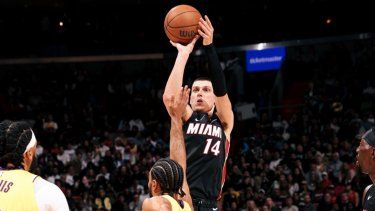 Tyler Herro salta y dispara por Heat de Miami sobre los jugadores de los Lakers de Los Ángeles&nbsp;