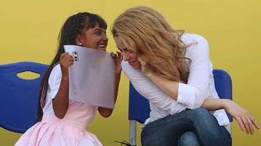 Una niña habla con la estrella pop colombiana Shakira durante la inauguración de un colegio para darle educación a al menos 1.700 niños residentes en una deprimida barriada al este de Cartagena, Colombia. (AP)