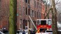 Bomberos trabajan en un edificio de apartamentos donde ocurrió un incendio, el miércoles 5 de enero de 2022, en Filadelfia.