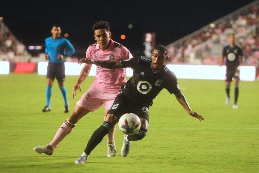 Víctor Ulloa (izq.), del Inter Miami, presiona a un rival en el choque contra Minnesota United, el 25 de junio en Fort Lauderdale.